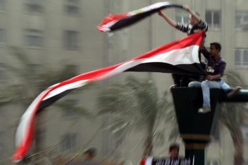 egypt-protests-tahrir-army-2011-2-26