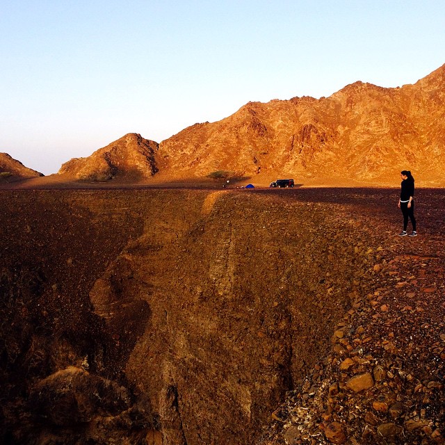 Staring into the #wadi from the edge of a cliff. #oman #camping #sunrise