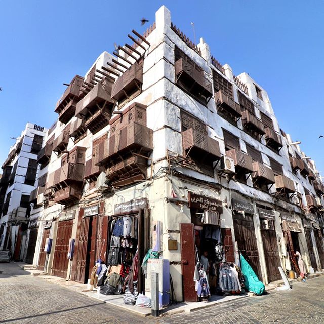 Closing the shops for afternoon prayer time in old Jeddah. #jeddah #saudiarabia #prayer #potd