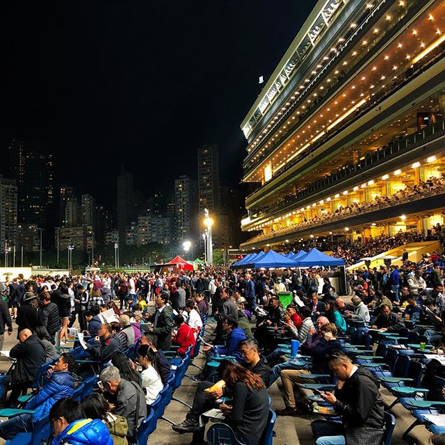 A night at the races.....#hongkong #hong #kong #hk #hkig #hkigers #race #horse #horsesofinstagram #horseracing #horseriding #travel #architecture #racecourse #happy #valley