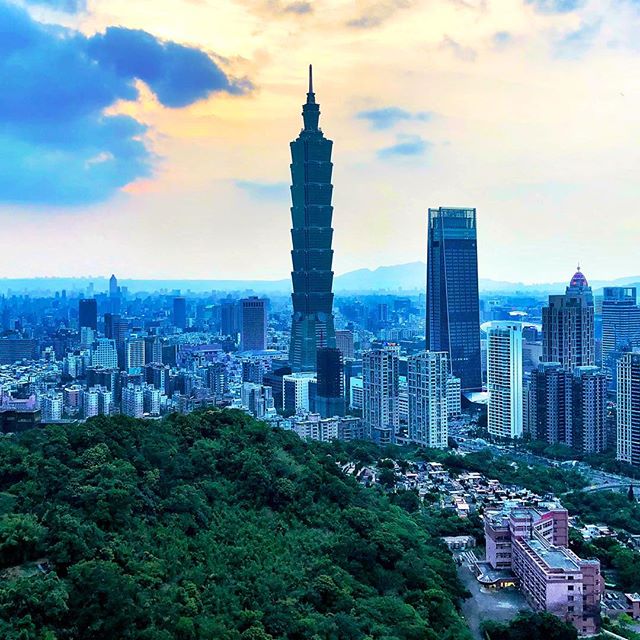 Taipei 101 – the 8th tallest building in the world with a height of 508 meters – as seen from Elephant Mountain around sunset this weekend. The building claims to have the fastest elevators in the world; it only took 37 seconds to reach the top from the ground floor…..#taipei #taipei101 #elevator #sunset #latergram