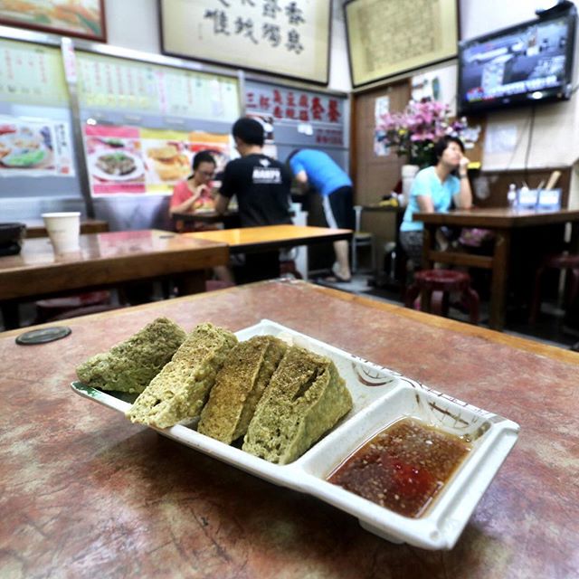 This is the only thing they sell at Dai’s House of Unique Stink. A Taiwanese specialty: stinky tofu. Smells kind of like a mix of sweat, rotten yoghurt, and a cat’s litter box. But tastes surprisingly good!....#taiwanesefood #stinkytofu #smellycat #taiwan🇹🇼